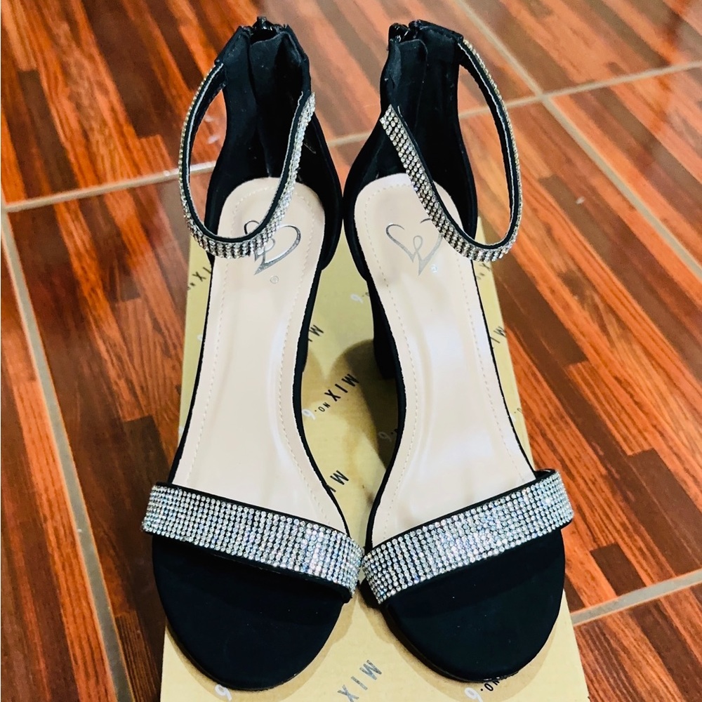 The shoes of Windsor Brand, size 6.5 and the color is black, 100% NEW